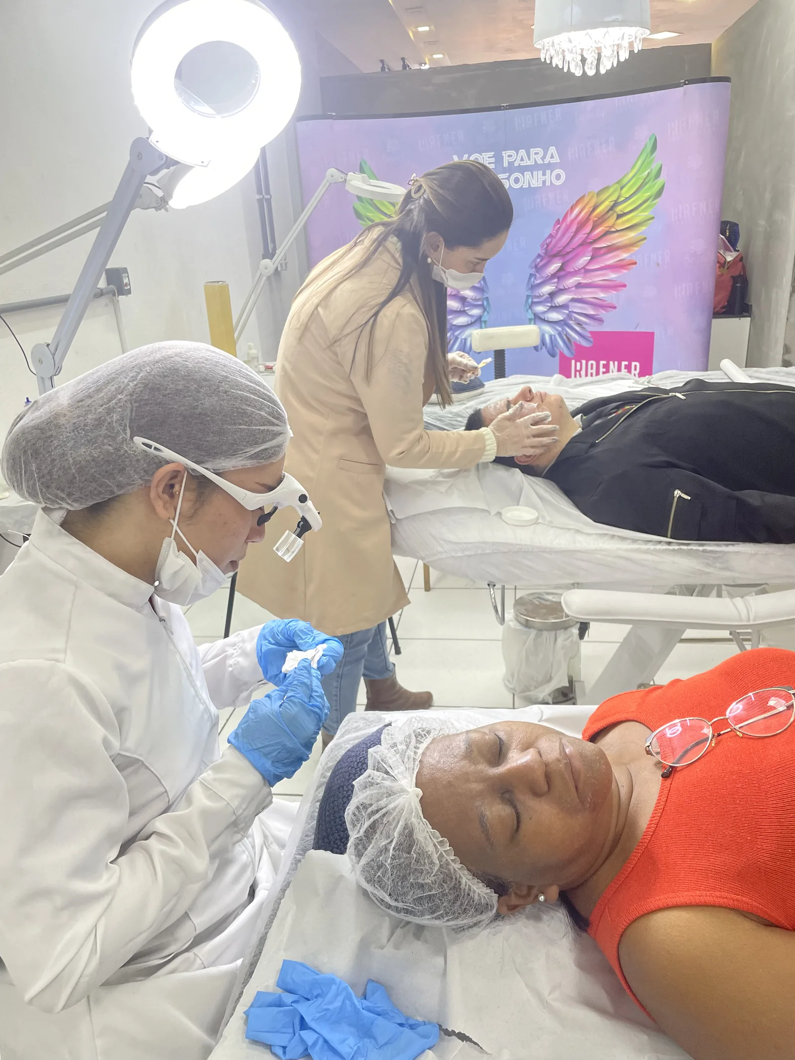 Duas duplas em atendimento simultâneo na sala de aula da Beauty School