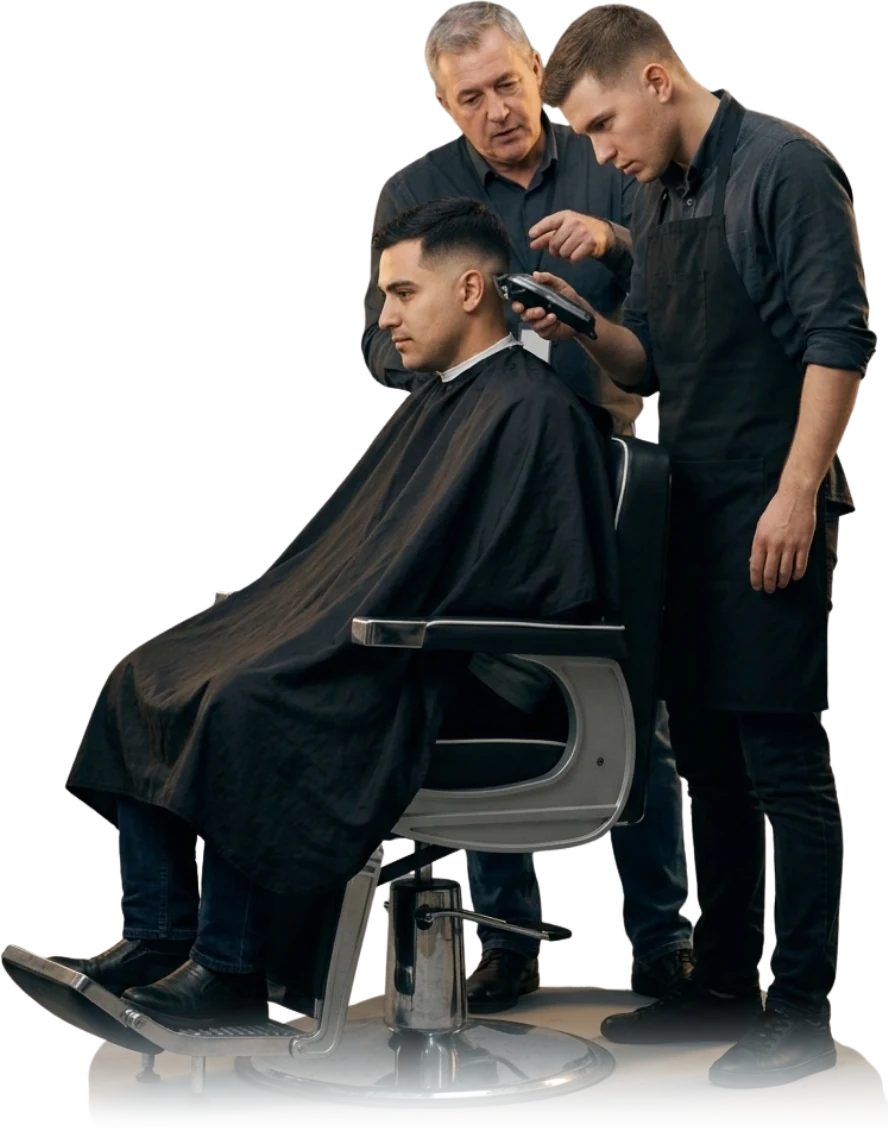 Aluno do curso de barbeiro executando um corte masculino enquanto recebe orientação do professor