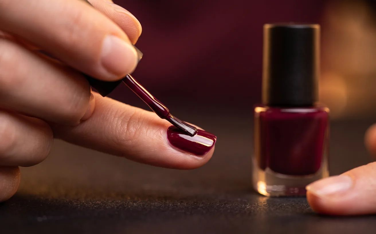 Aplicação de esmalte durante a aula de esmaltação