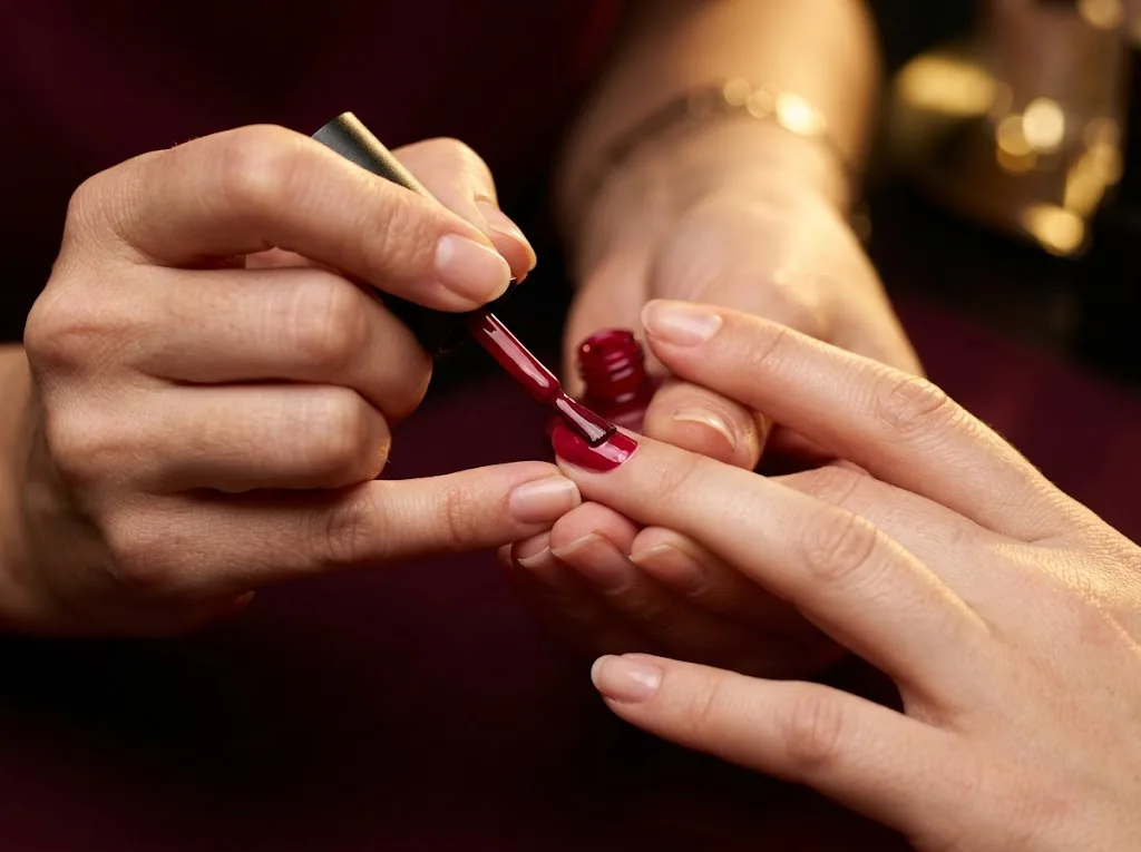 Aluna realizando esmaltação durante aula de manicure
