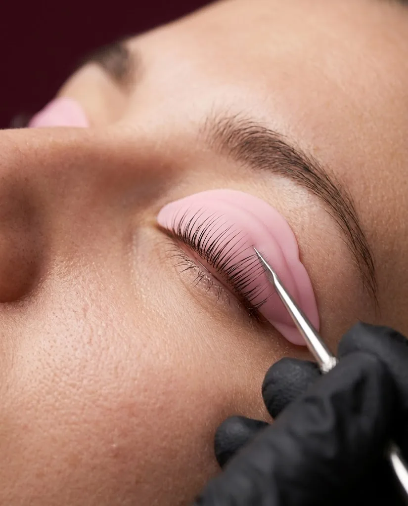 Aula prática de Lash Lifting na Beauty School Teresópolis