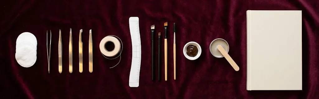 Pinças, henna, régua de mapeamento, pincéis e apostila utilizados no curso de design de sobrancelhas